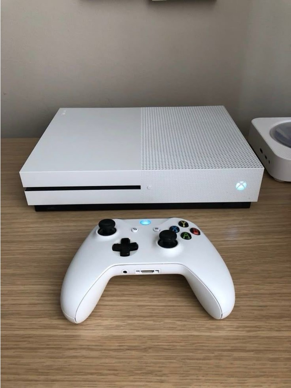 Xbox one(1 TB)White Console with Wireless Controller